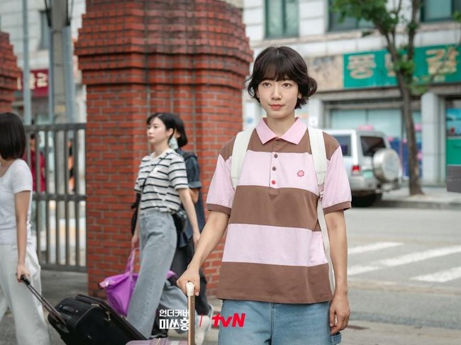 Penampilan Park Shin Hye dalam drama Korea Undercover Miss Hong.