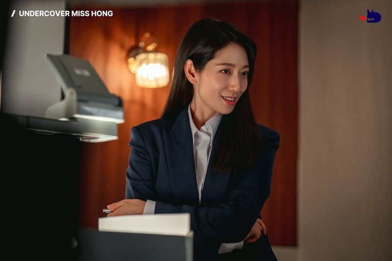Penampilan Park Shin Hye dalam drama Korea Undercover Miss Hong.
