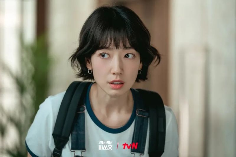 Penampilan Park Shin Hye dalam drama Korea Undercover Miss Hong.