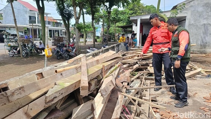 Pasar Krai Lumajang ambruk