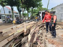Video: Lapak Pedagang di Pasar Krai Lumajang Ambruk, 3 Orang Luka