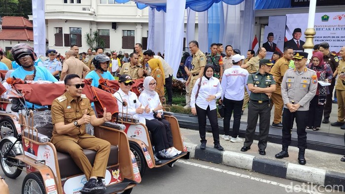 Pembagian becak listrik di Kota Malang