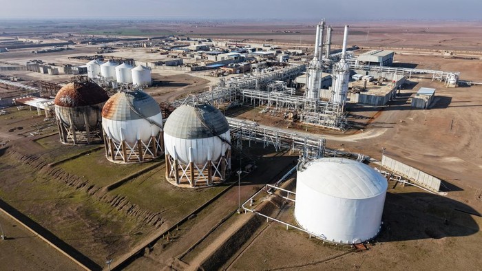 Pemerintah Suriah Kuasai Kembali Ladang Minyak Terbesarnya A drone view shows the Conoco gas plant after it came under the control of the Syrian government following the withdrawal of the U.S.-backed Syrian Democratic Forces (SDF), in the countryside of Deir al-Zor, Syria, January 19, 2026. REUTERS/Khalil Ashawi