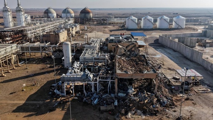 Pemerintah Suriah Kuasai Kembali Ladang Minyak Terbesarnya A drone view shows the Conoco gas plant after it came under the control of the Syrian government following the withdrawal of the U.S.-backed Syrian Democratic Forces (SDF), in the countryside of Deir al-Zor, Syria, January 19, 2026. REUTERS/Khalil Ashawi