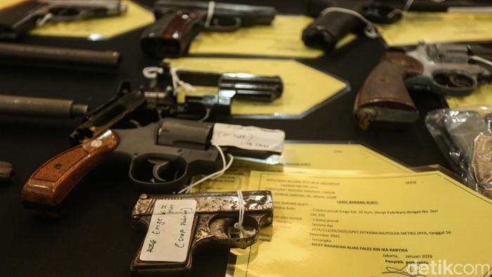 Perakitan Senjata Api Ilegal Terbongkar, Revolver hingga Laras Panjang Disita
