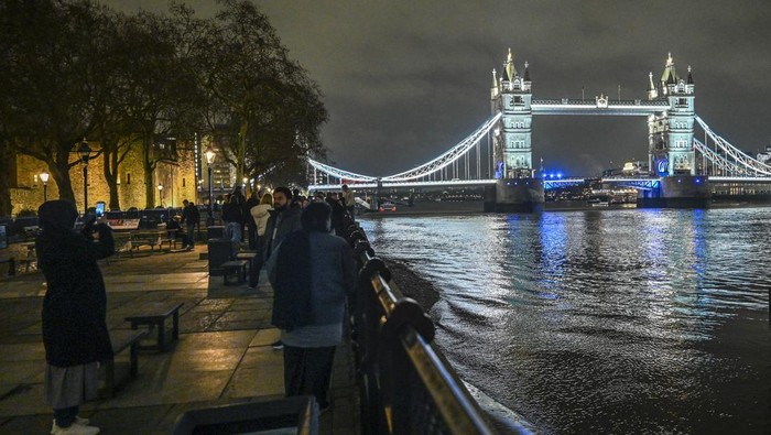 Warga berolahraga di dekat kawasan Big Ben, London, Inggris, Minggu (18/1/2026). Big Ben atau Elizabeth Tower menjadi ikon di kota London yang dibangun pada tahun 1859. ANTARA FOTO/Galih Pradipta/wsj.