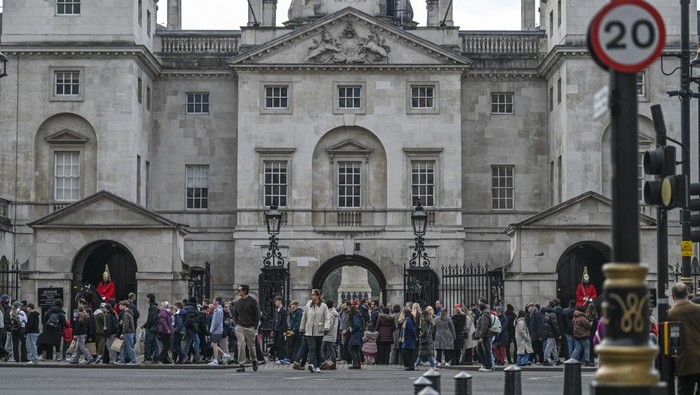 Warga berolahraga di dekat kawasan Big Ben, London, Inggris, Minggu (18/1/2026). Big Ben atau Elizabeth Tower menjadi ikon di kota London yang dibangun pada tahun 1859. ANTARA FOTO/Galih Pradipta/wsj.