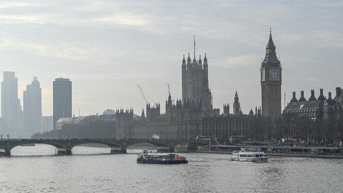 Warga berolahraga di dekat kawasan Big Ben, London, Inggris, Minggu (18/1/2026). Big Ben atau Elizabeth Tower menjadi ikon di kota London yang dibangun pada tahun 1859. ANTARA FOTO/Galih Pradipta/wsj.