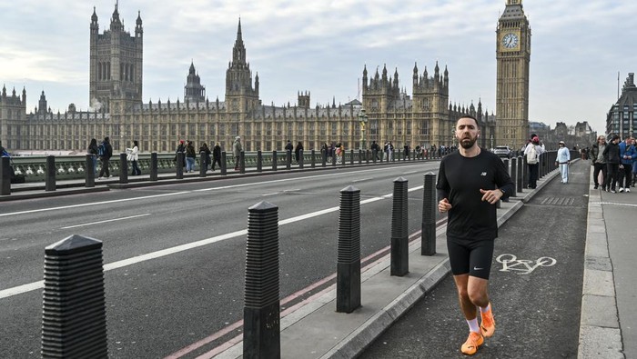 Warga berolahraga di dekat kawasan Big Ben, London, Inggris, Minggu (18/1/2026). Big Ben atau Elizabeth Tower menjadi ikon di kota London yang dibangun pada tahun 1859. ANTARA FOTO/Galih Pradipta/wsj.