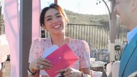 Pertama, Angel Karamoy mendapat tas Hermes. (Foto: Instagram/@realangelkaramoy)