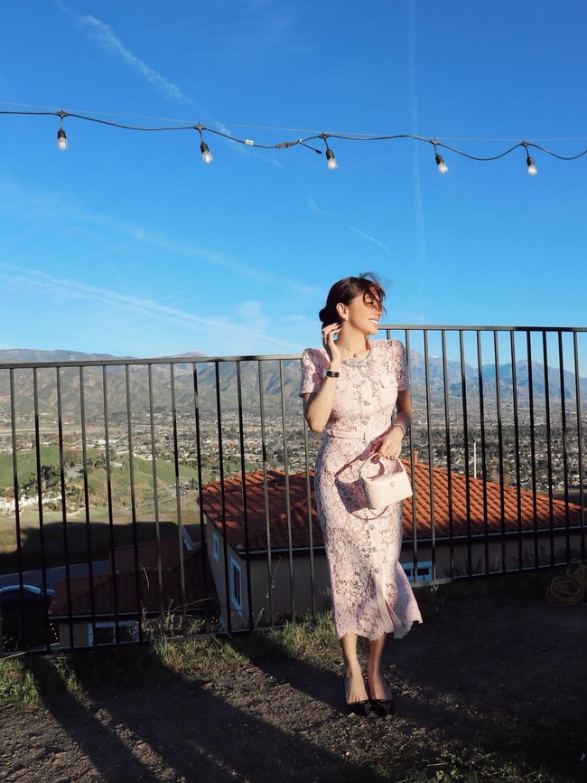 Ibu dua anak ini mendapat pesta kejutan dari sang kekasih, Gusti Ega. Pesta digelar intim namun tetap meriah, dengan dekorasi balon dan bunga bernuansa pink dan putih. Foto: Instagram/@realangelkaramoy