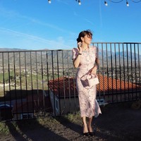 Ibu dua anak ini mendapat pesta kejutan dari sang kekasih, Gusti Ega. Pesta digelar intim namun tetap meriah, dengan dekorasi balon dan bunga bernuansa pink dan putih. Foto: Instagram/@realangelkaramoy