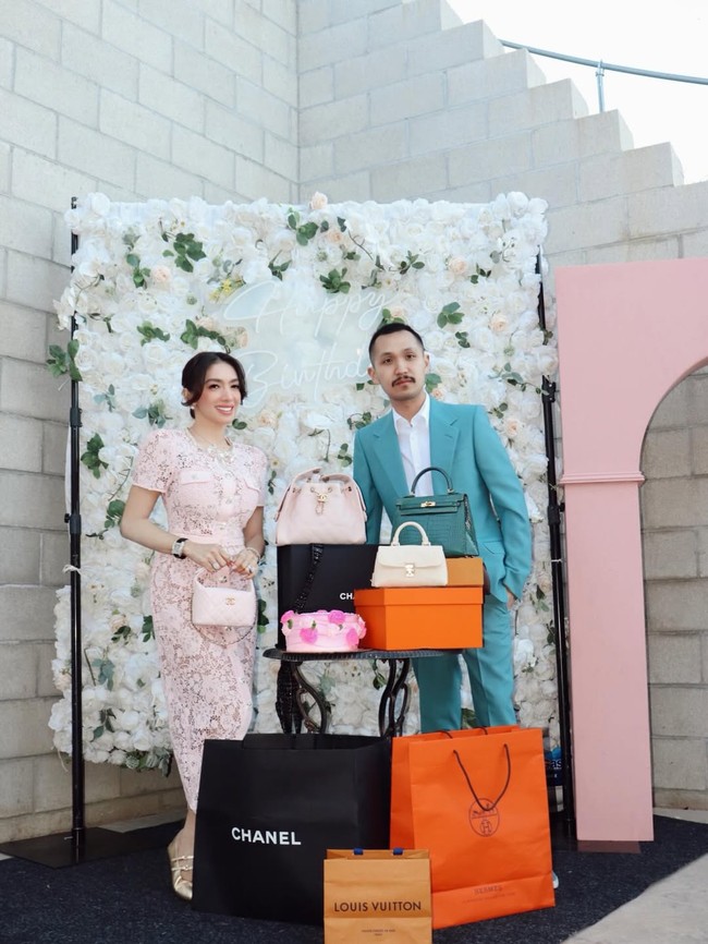 Tak hanya pesta bersama keluarga dan kerabat dekat, Angel Karamoy juga mendapat banyak hadiah kejutan berupa barang-barang mewah. Foto: Instagram/@realangelkaramoy