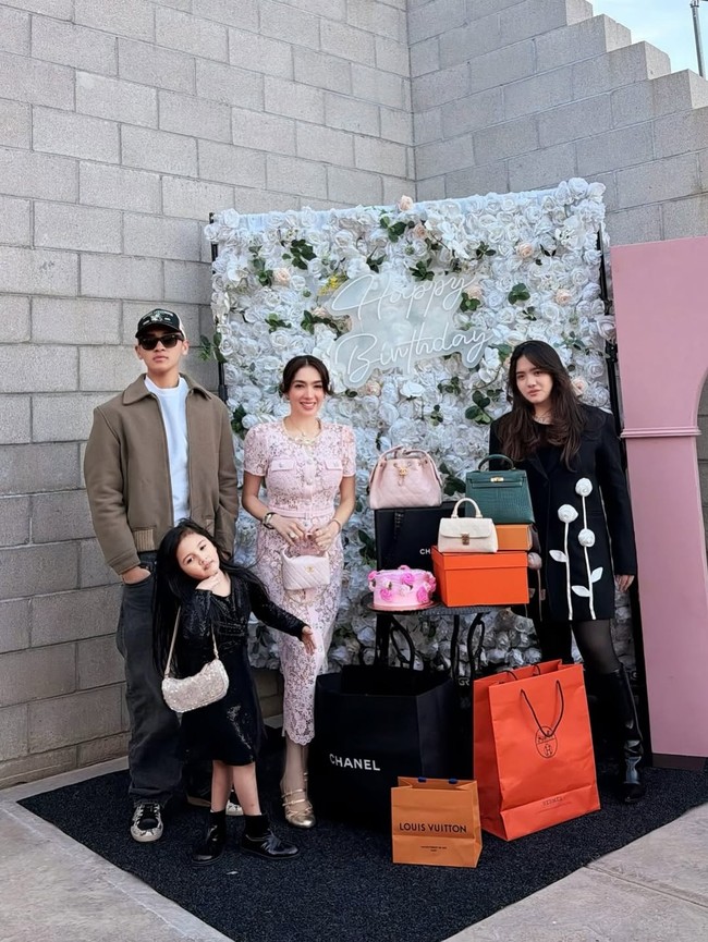 Selain tas Chanel, pengusaha muda di bidang pertambangan ini juga menghadiahkan tas Hermes Birkin. Foto: Instagram/@realangelkaramoy