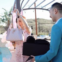 Salah satunya tas Chanel dengan detail quilted berwarna pink. Angel tampak kaget sekaligus bahagia saat membuka kotak kado dari pria yang dipacarinya sejak satu tahun lalu tersebut. Foto: Instagram/@realangelkaramoy