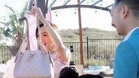 Selanjutnya Angel Karamoy dikasih tas Chanel. (Foto: Instagram/@realangelkaramoy)