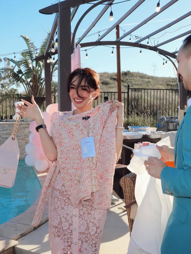 Angel juga tampak memamerkan cardigan pink dari brand Chanel. Foto: Instagram/@realangelkaramoy