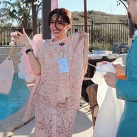 Angel juga tampak memamerkan cardigan pink dari brand Chanel. Foto: Instagram/@realangelkaramoy