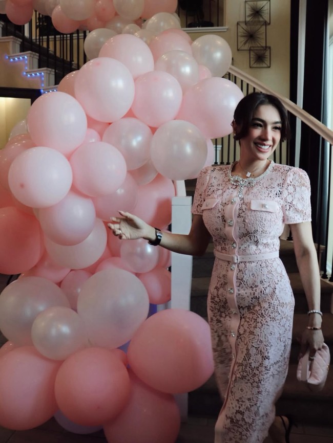 Angel Karamoy merayakan hari ulang tahun yang ke-9 pada 16 Januari 2026 di Los Angeles. Ia tampil cantik dengan gaun klasik nan feminin berwarna pink muda. Foto: Instagram/@realangelkaramoy