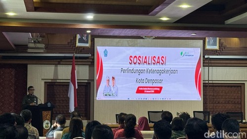 Pj Sekda Kota Denpasar I Gusti Ngurah Eddy Mulya saat membuka Sosialisasi Perlindungan Ketenagakerjaan Kota Denpasar di Gedung Sewaka Dharma, Selasa (20/1/2026).