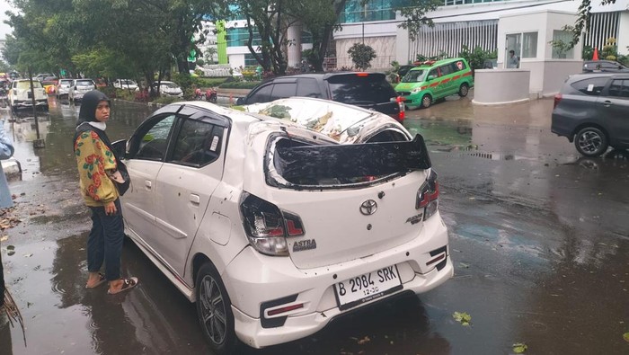 Pohon tumbang timpa mobil di Unhas Makassar.