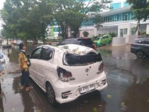 Pohon Tumbang Timpa Mobil Bawa 4 Orang di Unhas Makassar gegara Angin Kencang