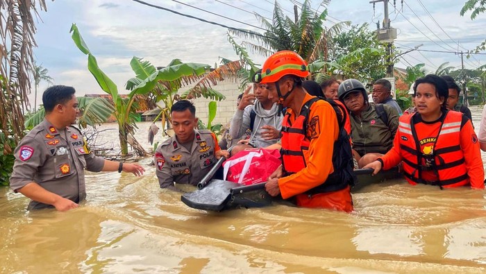 Polisi bersama Tim SAR gabungan saat mengevakuasi jasad korban tenggelam di Desa Karangligar, Kabupaten Karawang