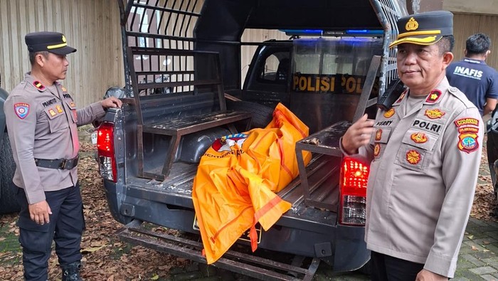 Polisi melakukan olah TKP penemuan mayat seorang remaja dengan luka tikaman di Manado.