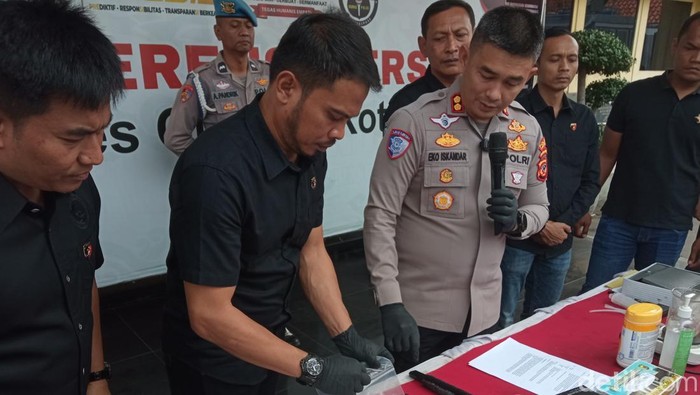 Polisi mengungkap peredaran sabu menggunakan bungkus permen di Cirebon