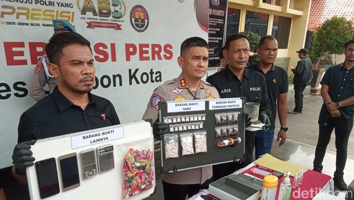 Polisi menunjukkan barang bukti pengungkapan kasus narkoba di Cirebon