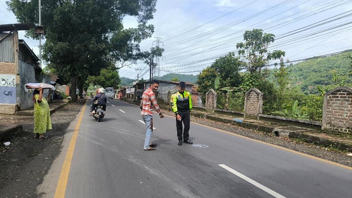 Polisi saat melakukan olah TKP kecelakaan beruntun di Sukabumi