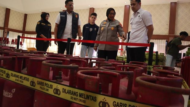 Polres Metro Bekasi membongkar kasus pengoplosan gas elpiji