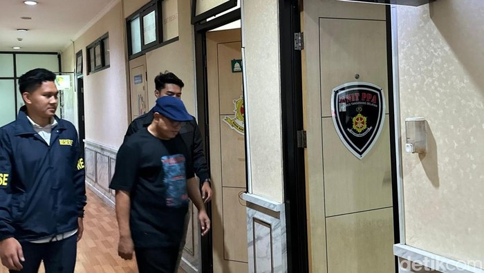Polres Tangerang Selatan (Tangsel) menangkap oknum guru terduga pelaku pencabulan siswa Sekolah Dasar Negeri (SDN) di Serpong, Tangsel. (dok Istimewa)