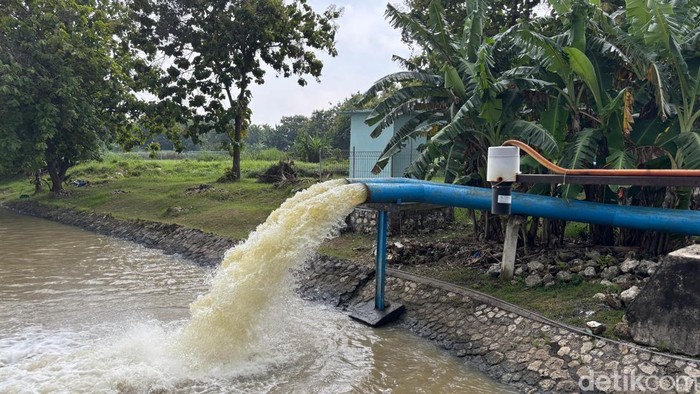 15 Pompa Air Dikerahkan Atasi Banjir Bengawan Jero Lamongan
