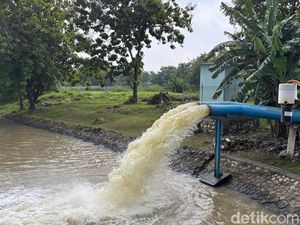 15 Pompa Air Dikerahkan Atasi Banjir Bengawan Jero Lamongan