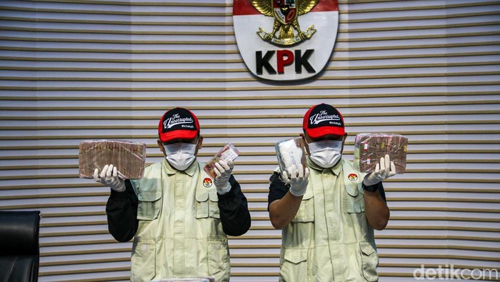 Bupati Pati Sudewo Berompi Oranye Usai Ditetapkan Tersangka Pemerasan KPK Potret Bupati Sudewo Berompi Oranye Usai Ditetapkan Tersangka Pemerasan