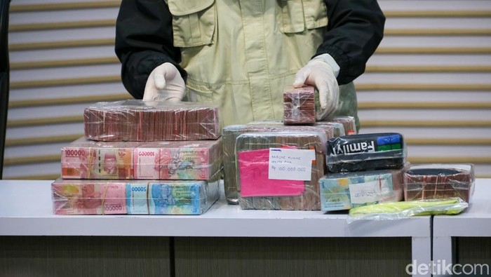 Bupati Pati Sudewo Berompi Oranye Usai Ditetapkan Tersangka Pemerasan KPK Potret Bupati Sudewo Berompi Oranye Usai Ditetapkan Tersangka Pemerasan