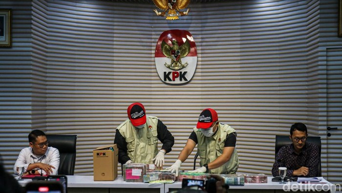 Bupati Pati Sudewo Berompi Oranye Usai Ditetapkan Tersangka Pemerasan KPK Potret Bupati Sudewo Berompi Oranye Usai Ditetapkan Tersangka Pemerasan