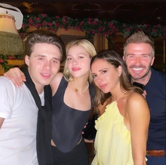 Brooklyn Beckham resmi menikahi Nicola Peltz dalam sebuah pesta mewah di Palm Beach, Florida, pada April 2022. Pernikahan ini jadi sorotan, selain karena membawa nama Beckham, juga drama di baliknya. Disebut bahwa Victoria Beckham absen di beberapa momen penting. Foto: Instagram