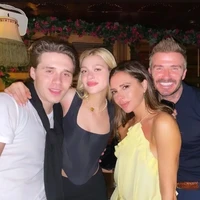 Brooklyn Beckham resmi menikahi Nicola Peltz dalam sebuah pesta mewah di Palm Beach, Florida, pada April 2022. Pernikahan ini jadi sorotan, selain karena membawa nama Beckham, juga drama di baliknya. Disebut bahwa Victoria Beckham absen di beberapa momen penting. Foto: Instagram