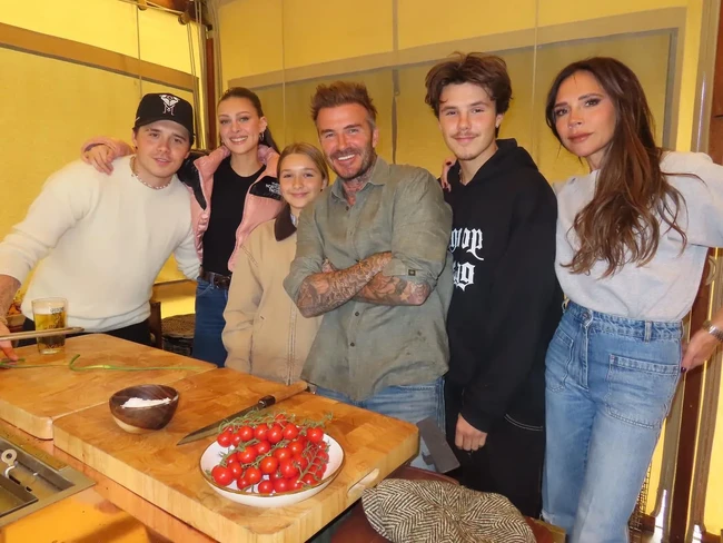 Pasca-pernikahan, interaksi hangat keluarga Beckham bersama Brooklyn dan Nicola beberapa kali terlihat di media sosial. Mereka tampak menghabiskan waktu bersama, mulai dari liburan, kumpul keluarga hingga mendukung fashion show Victoria Beckham. Foto: Instagram