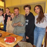 Pasca-pernikahan, interaksi hangat keluarga Beckham bersama Brooklyn dan Nicola beberapa kali terlihat di media sosial. Mereka tampak menghabiskan waktu bersama, mulai dari liburan, kumpul keluarga hingga mendukung fashion show Victoria Beckham. Foto: Instagram
