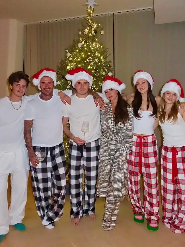 8 Potret Harmonis Brooklyn Beckham dan Ortu sebelum Drama Mertua Vs Menantu