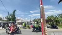 Usianya kini memasuki 72 tahun dan sudah 35 tahun hidupnya berpaut dengan rel kereta. Ia adalah sukarelawan penjaga perlintasan kereta api tanpa palang di Surabaya.