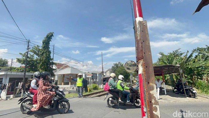 Potret Kasi penjaga perlintasan kereta api di Surabaya