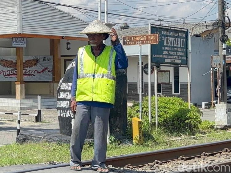 Potret Kasi Penjaga Perlintasan Kereta Api di Surabaya