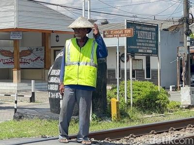 Potret Kasi Penjaga Perlintasan Kereta Api di Surabaya