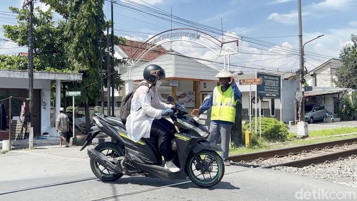 Potret Kasi penjaga perlintasan kereta api di Surabaya