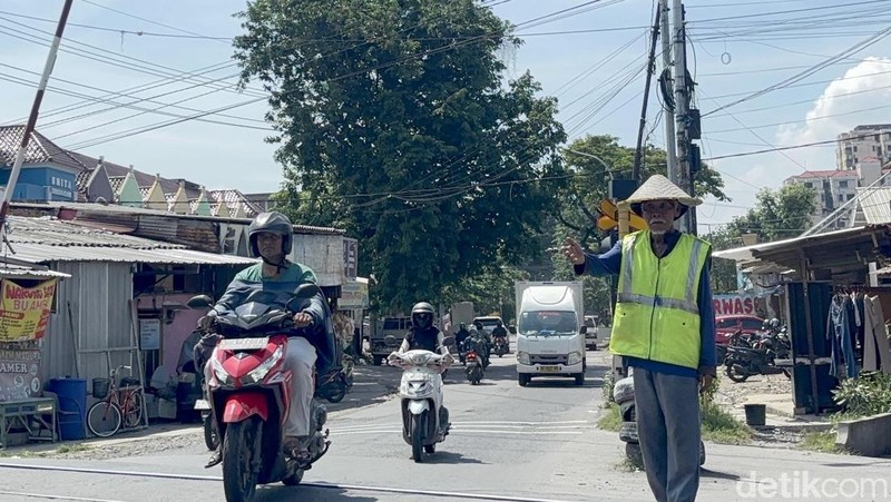 Potret Kasi penjaga perlintasan kereta api di Surabaya