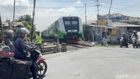 Dari pantauan detikJatim, Kasi selalu berdiri tepat di sisi rel. Meski rambutnya hingga jenggotnya memutih, sorot matanya tetap tajam. Bahkan sebelum bel peringatan berbunyi.